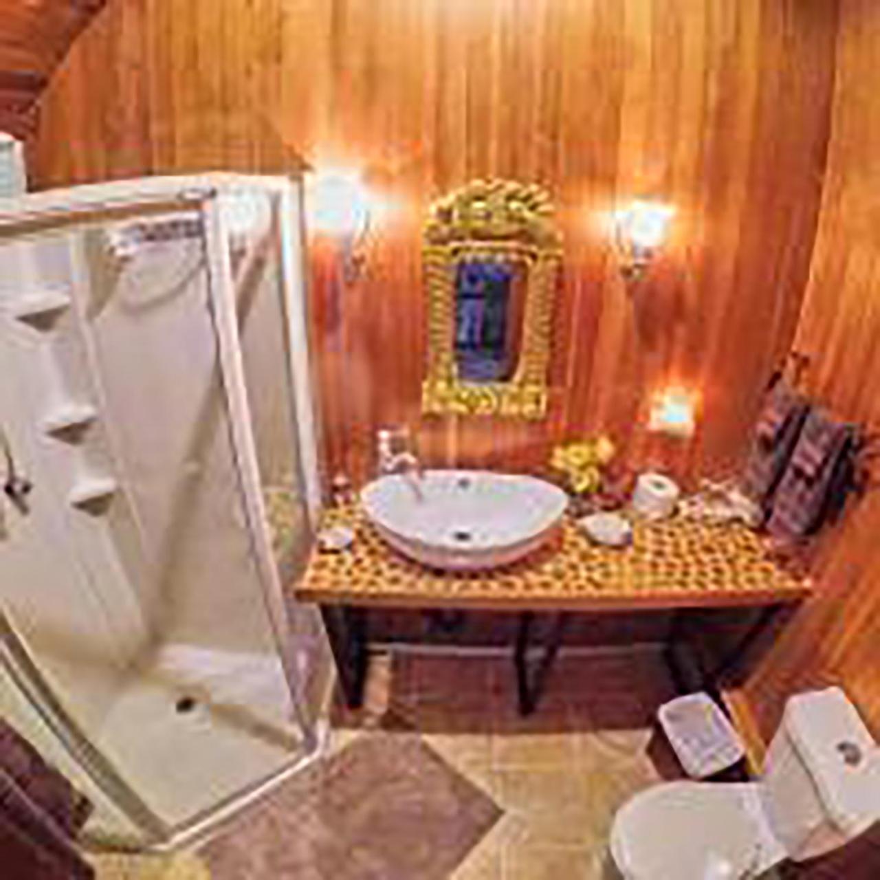 ホテル Wedgwood Manor And Glamping Retreat Crawford Bay エクステリア 写真