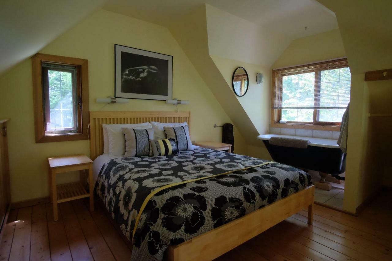 ホテル Wedgwood Manor And Glamping Retreat Crawford Bay エクステリア 写真