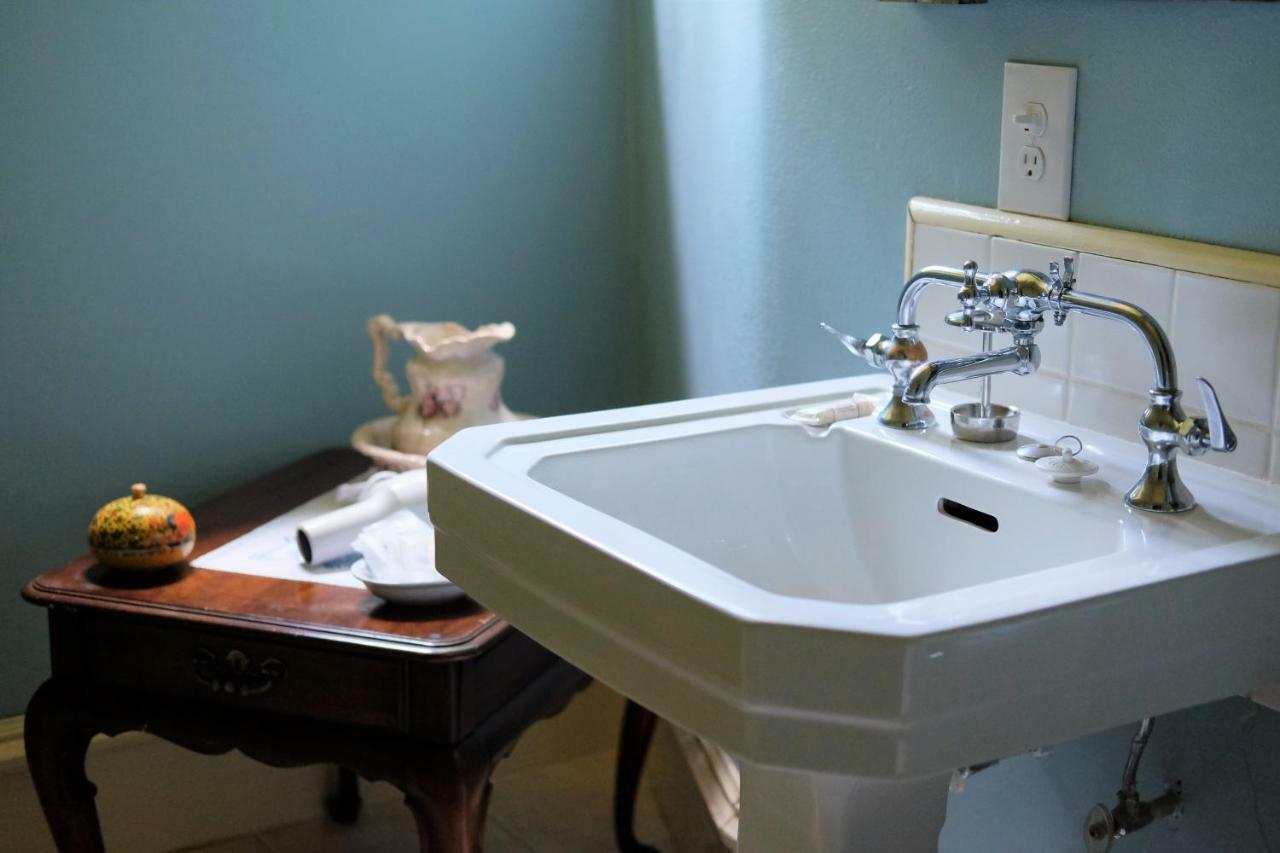 ホテル Wedgwood Manor And Glamping Retreat Crawford Bay エクステリア 写真