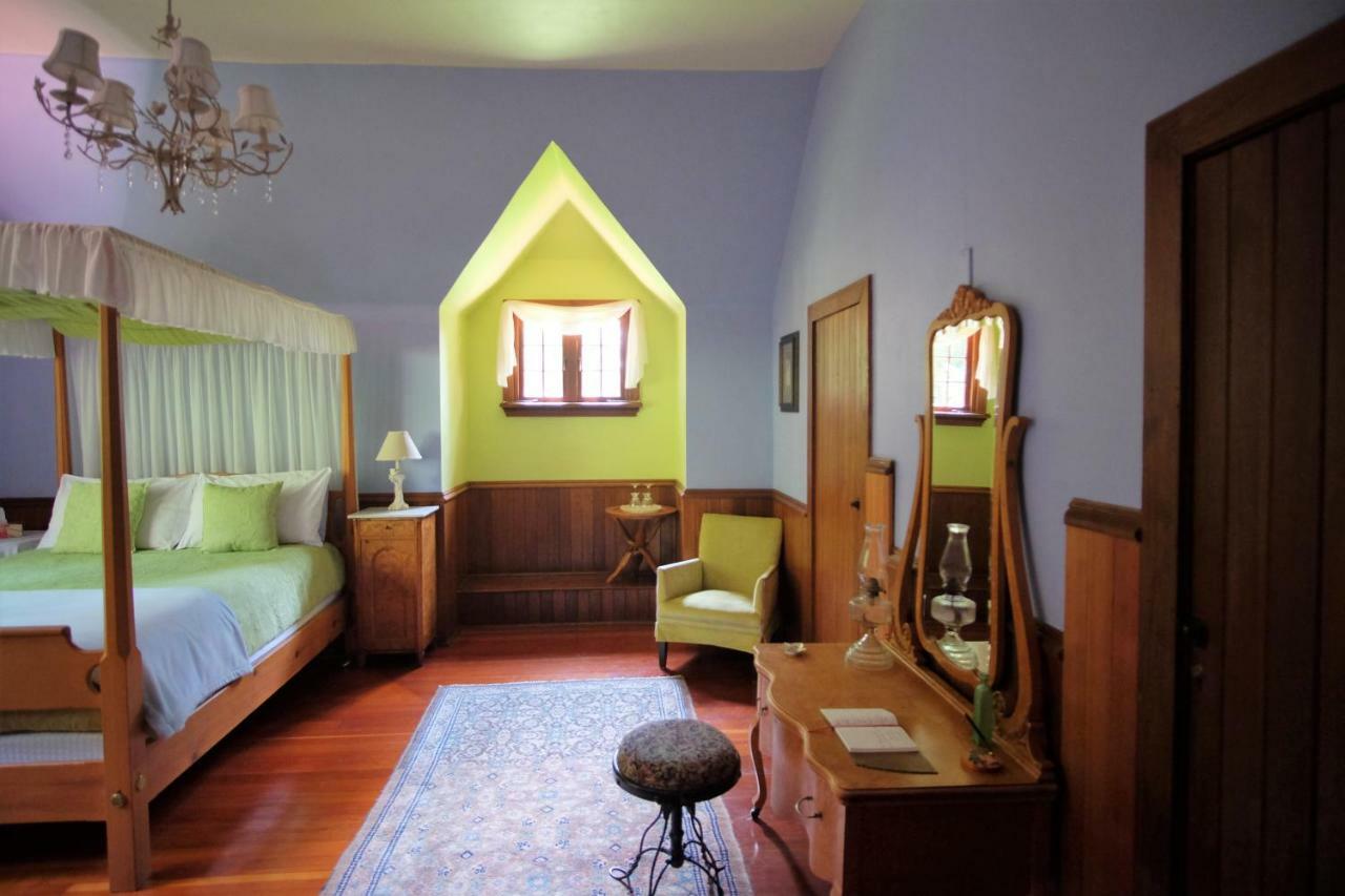 ホテル Wedgwood Manor And Glamping Retreat Crawford Bay エクステリア 写真