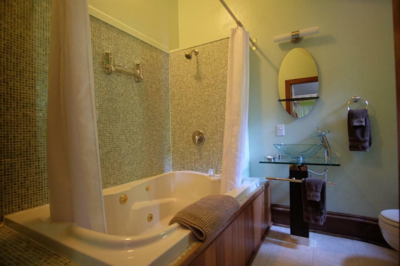 ホテル Wedgwood Manor And Glamping Retreat Crawford Bay エクステリア 写真